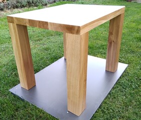 Dřevěný stoleček DUB