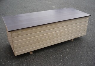 ﻿Venkovní dřevěná bedna na zahradní nářadí 120x50x47cm