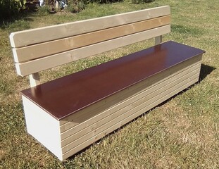 Zahradní dřevěná lavice s úložným prostorem.