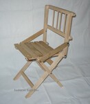 Dětská dřevěná skládací židlička.